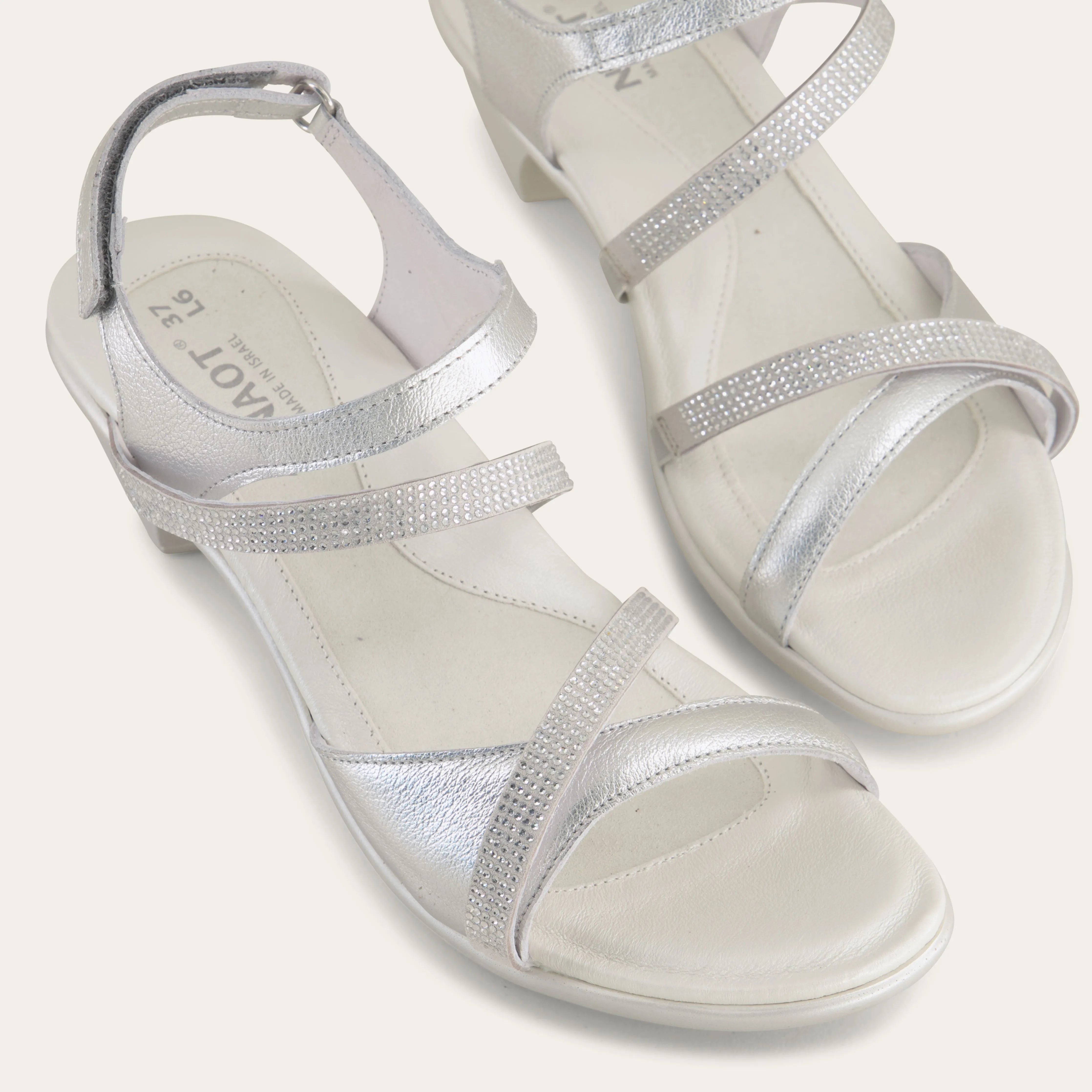 Naot Innovate Color Soft Silver Lthr w/ Clear Rhinestones
