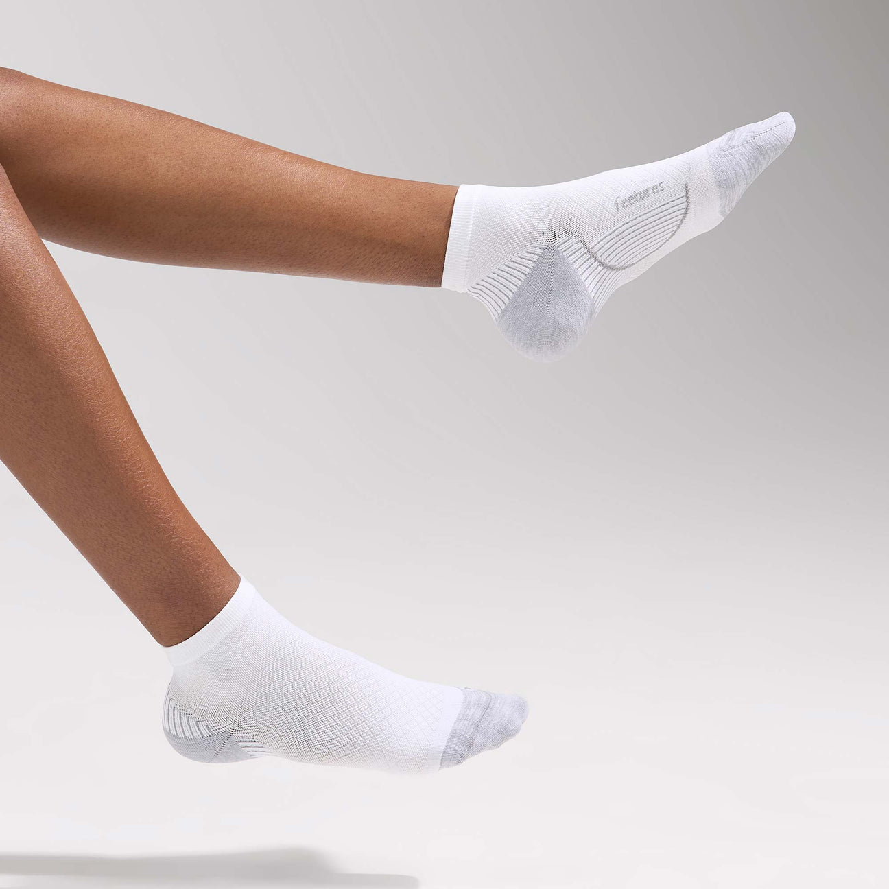 Feetures Plantar Fasciitis Relief Sock Light Cushion Quarter White Medium
